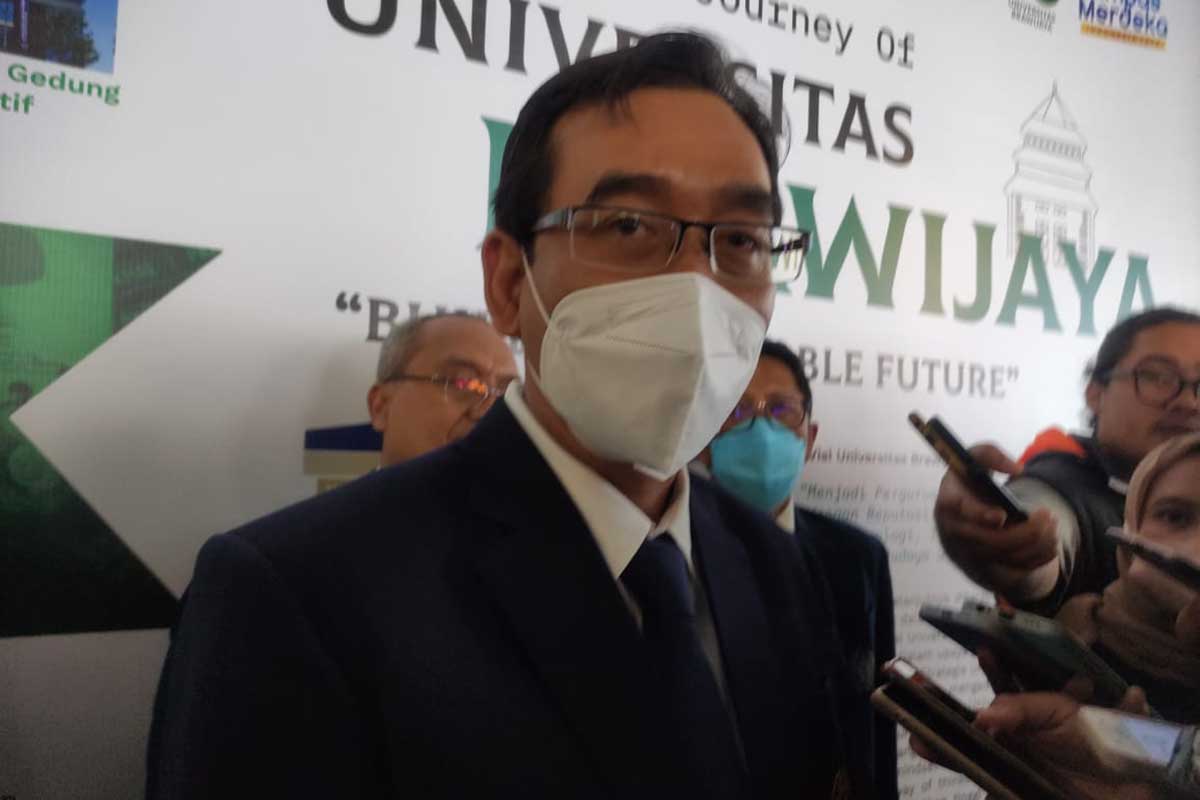 Rektor UB Prof. Widodo, SSi MSi PhD MedSc, menjawab pertanyaan awak media. (rhd) - Dedikasi Lustrum XII, UB Terapkan Green Campus dan Green Entrepreneur