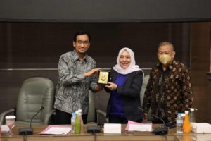 rektor universitas brawijaya prof. widodo s.si .m.si .phd bersama bupati anna muwanah usai penandatanganan kesepakatan kerjasama