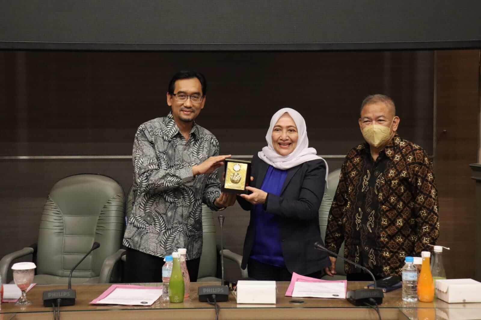 rektor universitas brawijaya prof. widodo s.si .m.si .phd bersama bupati anna muwanah usai penandatanganan kesepakatan kerjasama
