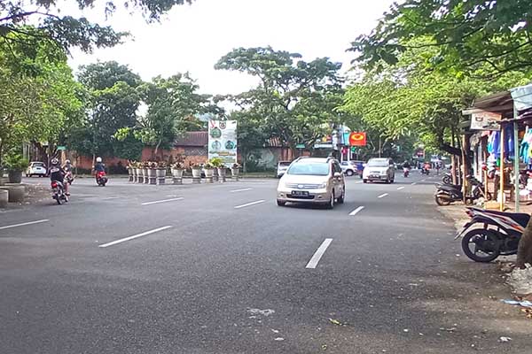 Tugu Adipura yang akan dibongkar saat pelaksanaan jalur satu arah kayutangan. (ws7) - Tugu Adipura Bakal Dipindah ke Jalan Trunojoyo, Dampak Satu Arah Kayutangan