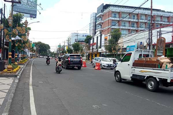 Ruas Jalan Basuki Rahmat yang masih dua arah saat Senin (23/1/2023) pagi. (ws7) - Uji Coba Satu Arah Kayutangan Batal Diterapkan 23 Januari 2023