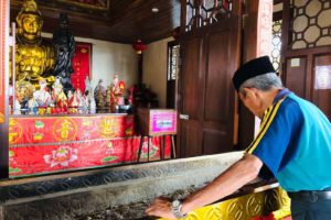 salah satu penjaga klenteng kwan im tengah membersihkan tempat dupa(1)(1)(1)