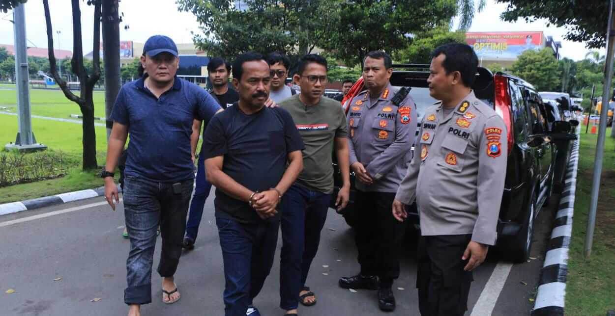 samanhudi anwar saat tiba di mapolda jatim