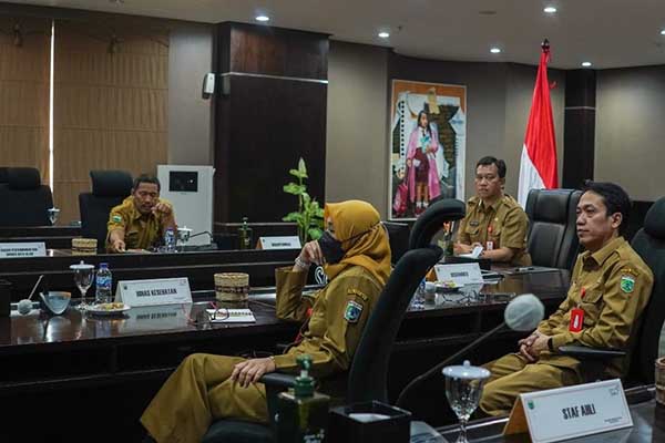 Sejumlah pejabat Pemkot Batu yang hadir mengikuti raker bersama Menko Marves secara hibrid. (ist) - Pemkot Batu Ikuti Rakor Bersama Menko Marves Terkait Pencabutan PPKM