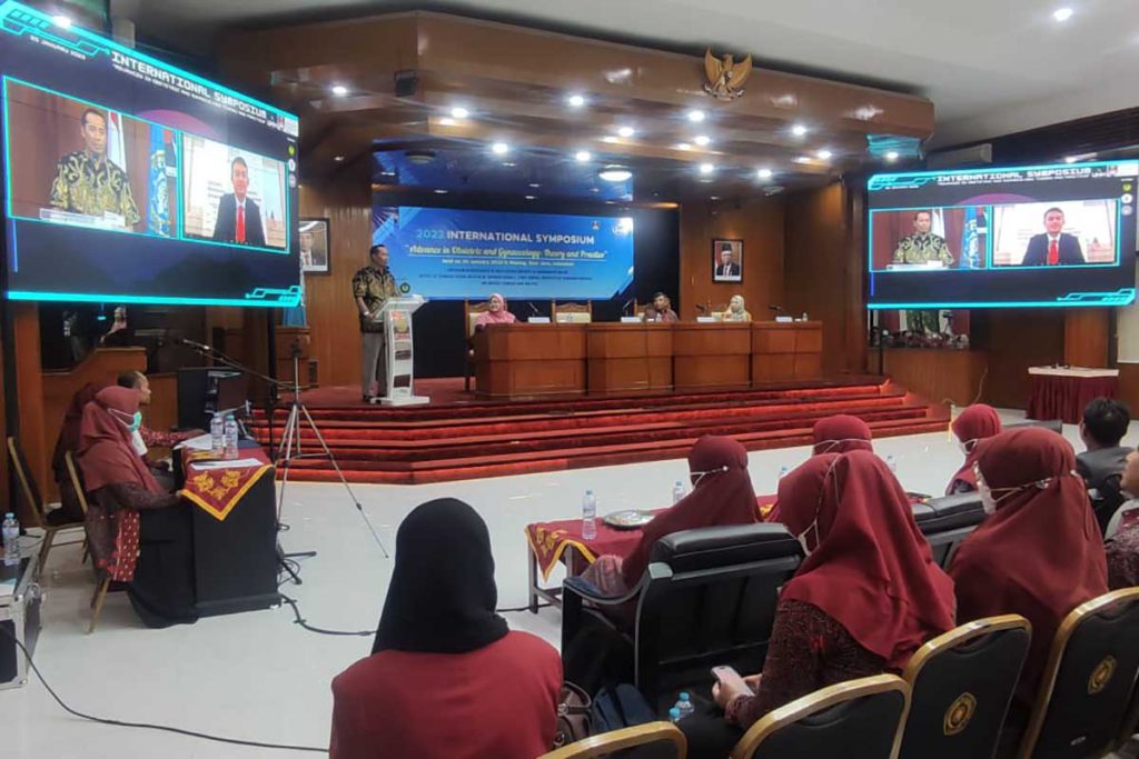 Sembari membuka simposium, Rektor UMM berkomunikasi dengan Rektor UiTM secara daring. (rhd) - Fikes UMM Gandeng Kerjasama Internasional bersama UiTM Malaysia