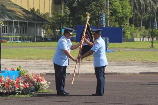 Serah terima pataka dalam upacara Sertijab Danlanud Abd Saleh. (ist) - Sertijab Danlanud Abdulrachman Saleh, dari Marsma TNI Zulfahmi ke Kolonel Pnb Fairlyanto