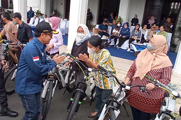 Sutiaji memberikan selamat kepada para penerima hadiah sepeda. (ws7) - Tingkatkan PAD Sektor Parkir, Dishub Kota Malang Bagi-bagi Sepeda