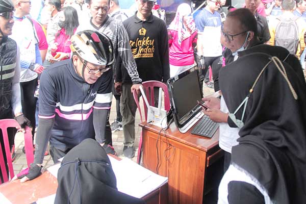 Sutiaji pantau layanan OPD yang bertugas di Kantor Lurah Kedungkandang. (ws7) - Sembari Gowes, Wali Kota Malang Sambang Warga Kedungkandang