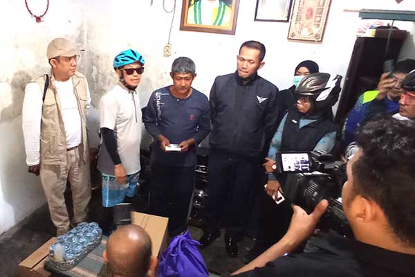 Sutiaji saat memberikan bantuan ke warga. (ws7) - Kunjungi Warga Sakit dan ODGJ, Wali Kota Malang Janjikan Pelayanan Terbaik