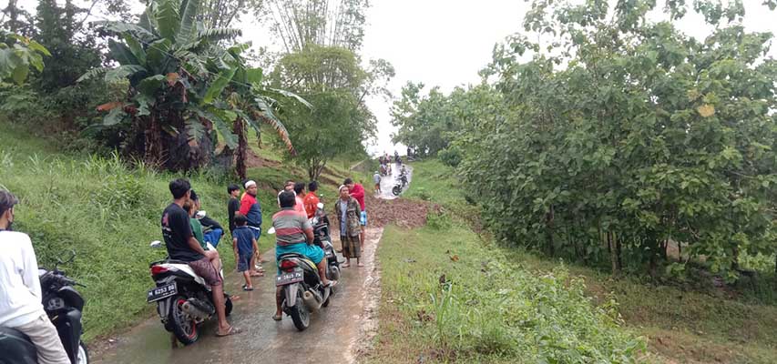 Tebing longsor di jalan perbatasan desa Sana Laok dan Sana Tengah, Kecamata Waru, Pamekasan, Senin (02/01/23) pagi. (luk) - Diguyur Hujan Berhari-hari Akses Perbatasan Dua Desa di Pamekasan Lumpuh