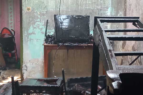 Televisi yang diduga konsleting penyebab munculnya sumber titik api. (ws7) - Api Hanguskan Ruang Tengah dan Surat-Surat Berharga Milik Warga Wagir