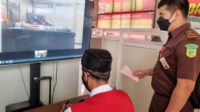 terdakwa mengikuti sidang secara virtual.