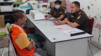Tersangka Amin, saat diperiksa JPU Kejari Batu. (ist) - Pelaku Pembunuhan Villa Songgoriti Diserahkan ke Kejari Batu
