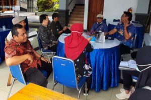 tim gabungan pengawasan makanan saat melakukan sidak di taman rekreasi selecta batu.