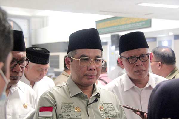 Wakil Menteri Pertanian RI, Harvick Hasnul Qolbi, menjawab pertanyaan awak media. (ws7) - Wamentan: Kuatkan Pertanian Pesantren, Sektor Pangan Jangan Dikuasai Negara Lain