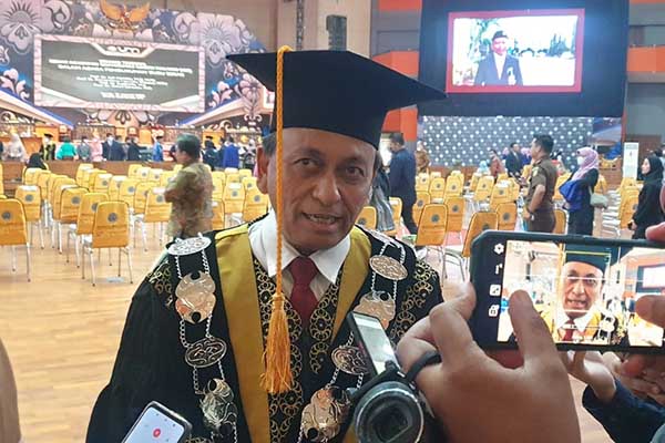 Wakil Rektor I UM, Prof Dr Ibrahim Bafadal, menjawab pertanyaan awak media. (ist) - Hitungan Bulan, UM Buka Prodi S1 Kedokteran Kuota 50 Maba