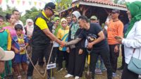 Wakil Wali Kota Malang tanam pohon pule secara simbolis di Wisata Bambu Mewek Park. (ws7) - Wawali Berikan 100 Pohon Pule untuk Wisata 'Bambu Mewek Park'