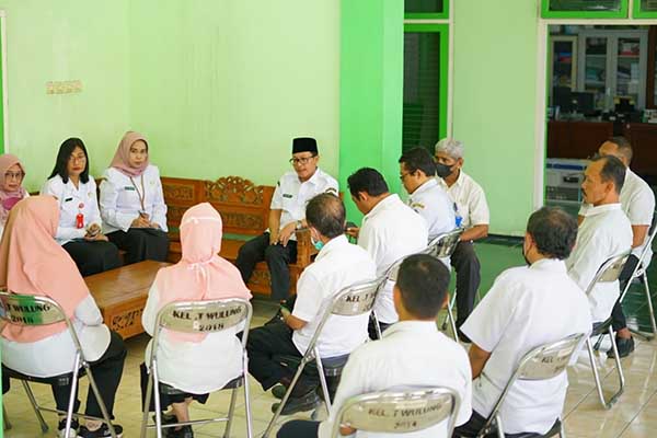 Wali Kota Malang, Sutiaji, berdialog dengan aparatur kelurahan. (ist) - Awal Tahun 2023, Wali Kota Malang Fokus Peningkatan Pelayanan di Kelurahan
