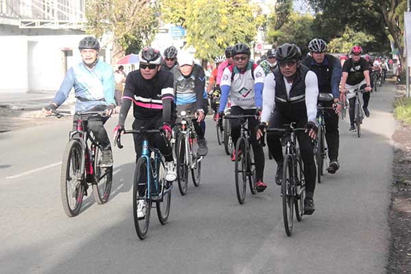 Wali Kota Malang, Sutiaji bersama rombongan OPD gowes sambang warga Kedungkandang. (ws7) - Sembari Gowes, Wali Kota Malang Sambang Warga Kedungkandang