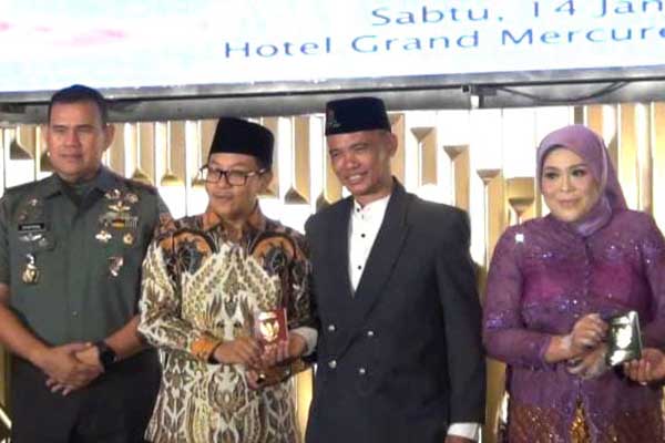Wali Kota Malang, Sutiaji, foto bersama salah satu mempelai. (ws7) - Nikah Massal Bareng Pemkot Malang-MTC, Dapat Tiket Bulan Madu