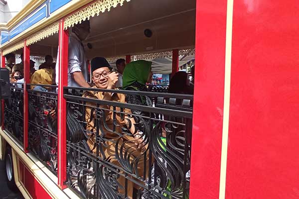 Wali Kota Malang, Sutiaji mencoba berkeliling menggunakan bus Macito baru. (ws7) - Disumbang Dua, Pemkot Malang Bakal Maksimalkan Lima Macito Manjakan Wisatawan