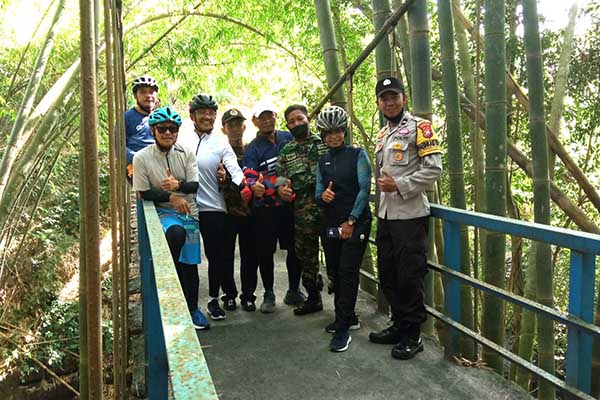 Wali Kota Malang, Sutiaji, saat berfoto di jembatan gantung Wisata Kaharuman. (ws7) - Wisata Kaharuman Tlogomas Butuh Sentuhan Pemkot Malang