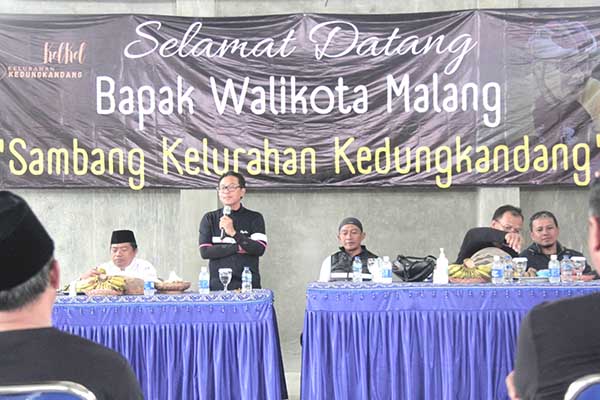 Wali Kota Malang, Sutiaji saat mendengar keluhan warga Kedungkandang. (ws7) - Hadir di Kelurahan Kedungkandang, Wali Kota Malang Dengar Sambat Warga