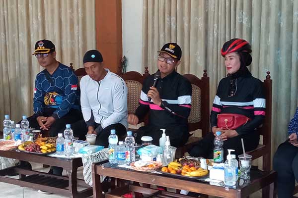 Wali Kota Malang, Sutiaji, saat menjawab keluhan-keluhan warga di Balai RW 9, Kelurahan Kauman. (ws7) - Evaluasi Tiga Kali Putaran 'Sambang Warga', Masyarakat Dapat Solusi Lebih Cepat
