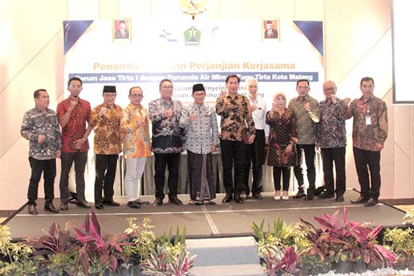 Wali Kota Malang bersama jajaran Perum Jasa Tirta I dan Perumda Tugu Tirta. (ws7) - Sinergi PJT I-Tugu Tirta, Kota Malang Bakal Miliki Air Minum Baku Mandiri