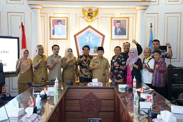 Wali Kota Malang dan jajaran bersama Caretaker KONI Kota Malang. (ist) - Caretaker KONI Kota Malang Terbentuk, Sutiaji: Segera Laksanakan Tugas