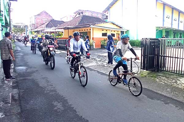 Wali Kota Malang, gowes bareng OPD menuju Kelurahan Dinoyo. (ws7) - Kunjungi Warga Sakit dan ODGJ, Wali Kota Malang Janjikan Pelayanan Terbaik