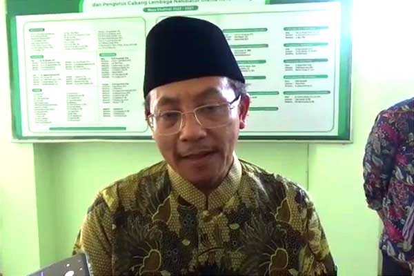 Walikota Malang, Sutiaji, saat mengikuti acara pemberian ijazah Kitab Ratibul Haddad dan Syawariqul Anwar. (ws7) - Wali Kota Sutiaji Menerima Ijazah Kitab Ratibul Haddad dan Syawariqul Anwar