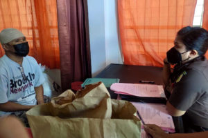 Tersangka NC saat berhadapan dengan JPU dari Kejari Batu. (ist) - Pria 58 Tahun Curi 27 Smartphone dan Uang Puluhan Juta, Kini Ditangani Kejari Batu