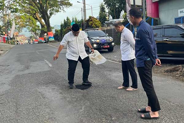 Pj Wali Wali Kota Batu meninjau sejumlah jalur dan lakukan penambalan pada jalan berlubang. (ist) - Respon Keluhan Warga, Pj Wali Kota Batu Tinjau Sejumlah Jalur Berlubang