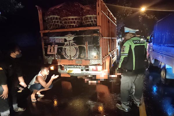 Proses evakuasi korban. (Ist) - https://seru.co.id/37222-habis-ditabrak-truk-lc-diperkosa-dan-tewas
