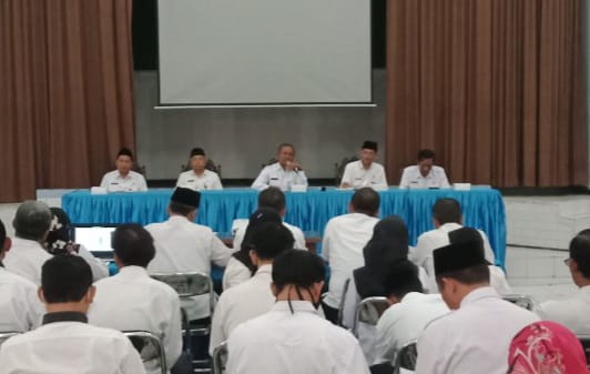 Acara pembinaan Dinas bagi sekolah di aula Disdikbud Jombang. (ful) - Disdikbud Jombang Lakukan Pembinaan Dinas bagi Seluruh Pengawas Sekolah