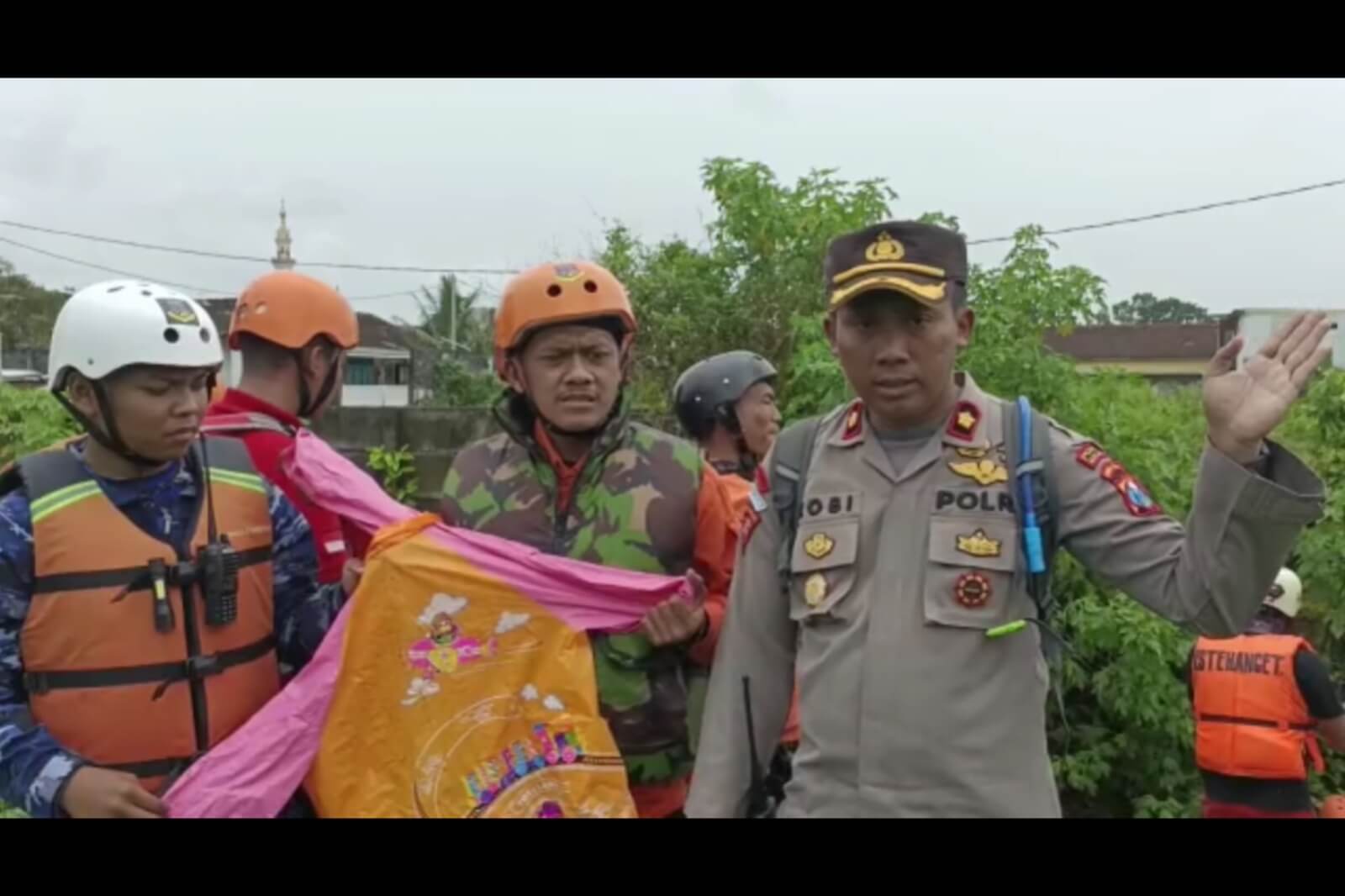 pakaian dan jas hujan nafisatul ula