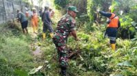 Babinsa Blimbing gotong royong bersama warga bersihkan sungai. (ist) - Babinsa Blimbing Gotong Royong Bersama Warga Bersihkan Sungai