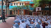 Babinsa Kedungkandang berikan wasbang siswa SMKN 10 Malang. (ist) - Babinsa Kedungkandang Berikan Wasbang Siswa SMKN 10 Malang