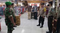 Babinsa Klojen berikan arahan Security Mal Ramayana. (ist) - Tingkatkan Keamanan, Babinsa Klojen Berikan Arahan Security Mal Ramayana