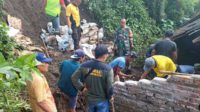 Babinsa Wonokoyo bantu bersihkan material tanah longsor. (ist) - Babinsa Wonokoyo Bantu Bersihkan Material Tanah Longsor