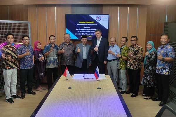 Berfoto bersama jajaran Dekanat IBU, usai MoU. (rhd) - Tingkatkan Kerjasama Internasional, IKIP Budi Utomo MoU Bersama Moscow City University Russia
