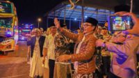 Bupati Pamekasan, Badrut Tamam ketika melepas keberangkatan warga Nahdiyin rayakan Satu Abad NU. (Foto:kuswanto/doc) - Bupati Pamekasan Lepas 10.201 Nahdliyin ke Resepsi Puncak Satu Abad NU di Stadion Gelora Delta Sidoarjo