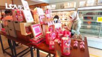 Calon pembeli sedang memilih varian coklat. (ws7) - Hari Valentine, Omset Penjualan Cokelat Meningkat, Jadi Kado Pasangan dan Pelanggan