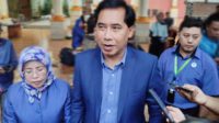 Dirut Perumda Tugu Tirta Kota Malang, M Nor Muhlas (tengah), menjawab pertanyaan awak media. (rhd) - WTP Kota Malang Dikebut, Target Rampung September 2023