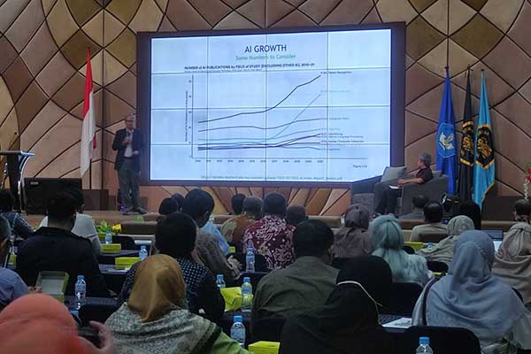 Dr Ettikan Kandasamy K memaparkan pola kerja Artificial Intelligence (AI). (rhd) - UB Launching AI Center, Kolaborasi Riset Multidisiplin dalam Meningkatkan Kualitas Penelitian