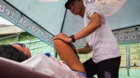 Fisioterapis Izzul Mujahidin menangani cedera pada atlet. (ist) - Pentingnya Fisioterapis bagi Atlet Cedera