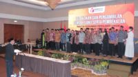 Pelantikan 57 panwas kelurahan di Hotel Santika, Senin (6/2/2023). (ws7) - Lantik 57 Panwas Kelurahan, Bawaslu Kota Malang Berharap Partisipasi Laporan Masyarakat