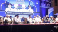 Malang Bersholawat bersama Majelis Ta'lim Wal Maulid Ar Ridwan. (ws7) - Ribuan Jamaah Majelis Ta'lim Wal Mauild Ar Ridwan Peringati Isra Mikraj di Balai Kota Malang