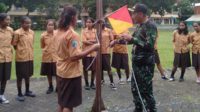 Babinsa Sukun menyampaikan materi tali temali pada anggota Pramuka Saka Wira Kartika. (ist) - Babinsa Sukun Bina Pramuka Saka Wira Kartika SMK Bhakti Luhur